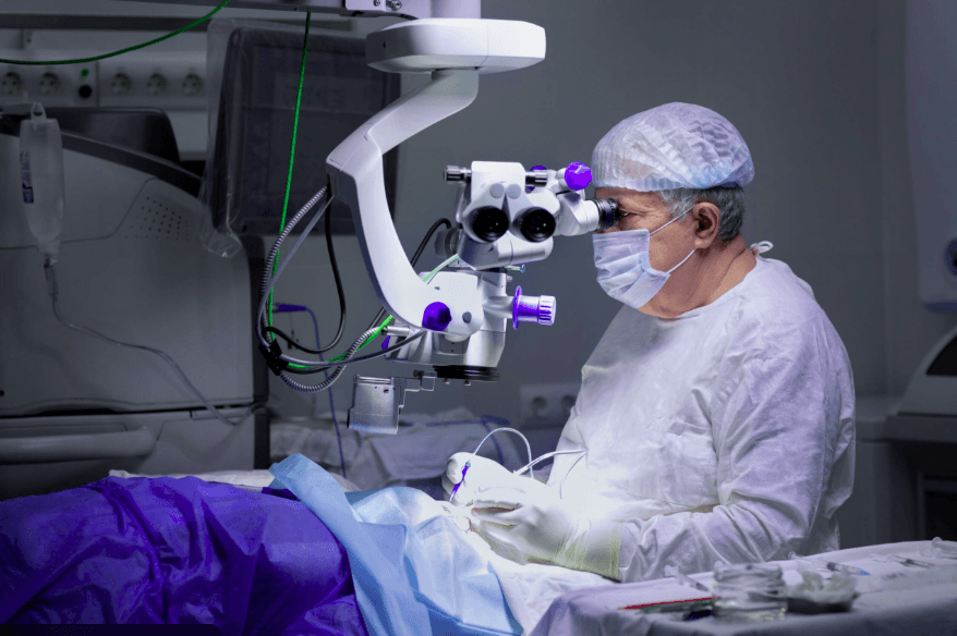 Cirugía mínimamente invasiva para el glaucoma en Madrid - Tecnología avanzada